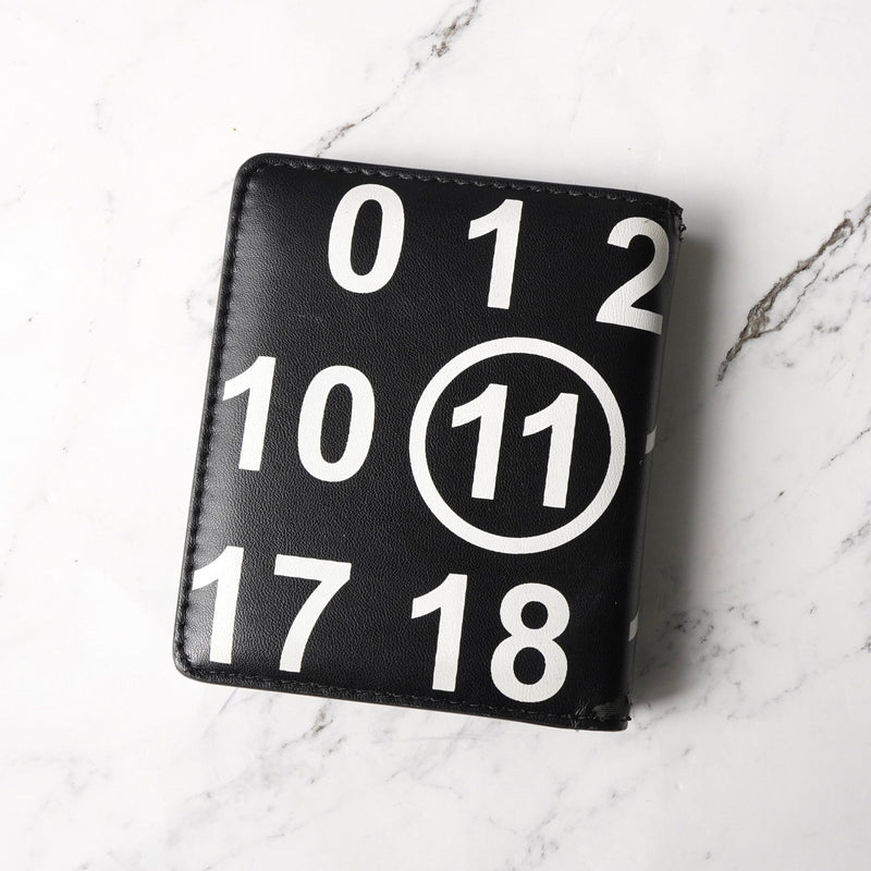 メゾン マルジェラ カレンダーロゴ レザー 二つ折り財布 コンパクトウォレット ブラック 箱付き - NEWSED