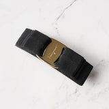 サルバトーレ フェラガモ ヴァラリボン キャンバス バレッタ 髪留め ブラック / ゴールド 箱付き - NEWSED