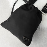 プラダ ポコノ テスート ナイロン 巾着バッグ ショルダーバッグ 三角プレート トライアングルロゴ ブラック - NEWSED