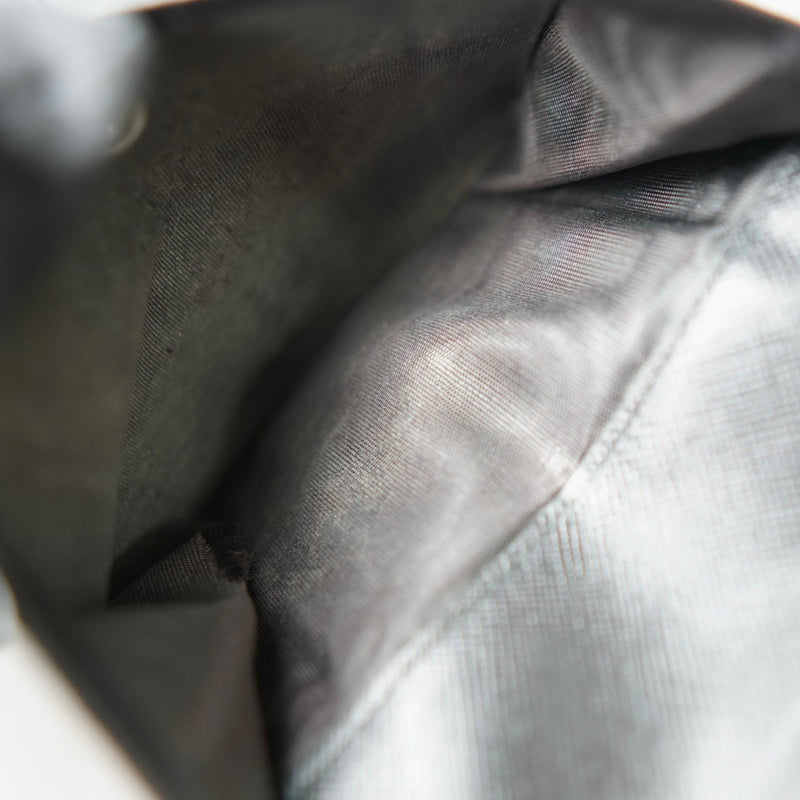 プラダ トライアングルロゴ サフィアーノ レザー 三つ折り財布 ブラック - NEWSED