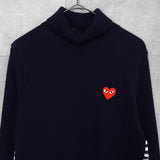 プレイ コムデギャルソン ハートロゴ タートルネック ボーダー柄 異素材切り替え ニット ネイビー - NEWSED
