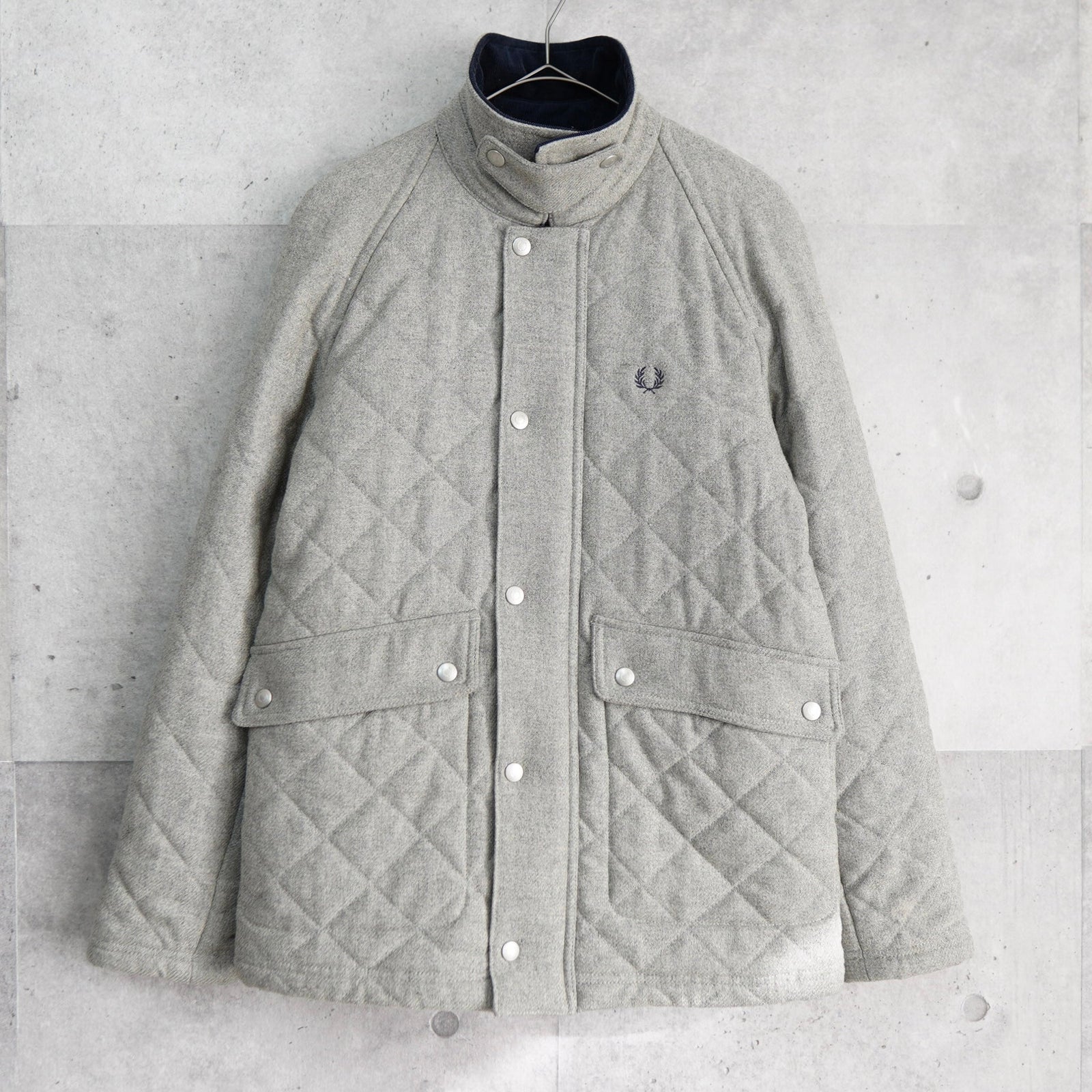 美品！FURED PERRY　ウールキルティングブルゾン　M グレー　ロゴ刺繍 フレッドペリー コーデュロイ襟 キルティングジャケット ロゴ 刺繍