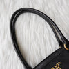 Prada 尼龙和 Saffiano 皮革托特包，带黑色和金色三角形徽标