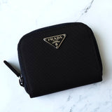 プラダ ナイロン ラウンドファスナー コインケース 三角プレート ラウンドジップ ブラック - NEWSED