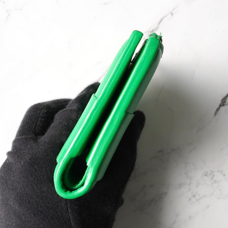 ボッテガ ヴェネタ イントレチャート マキシイントレチャート カセット 二つ折り財布 コンパクトウォレット グリーン 箱付き - NEWSED