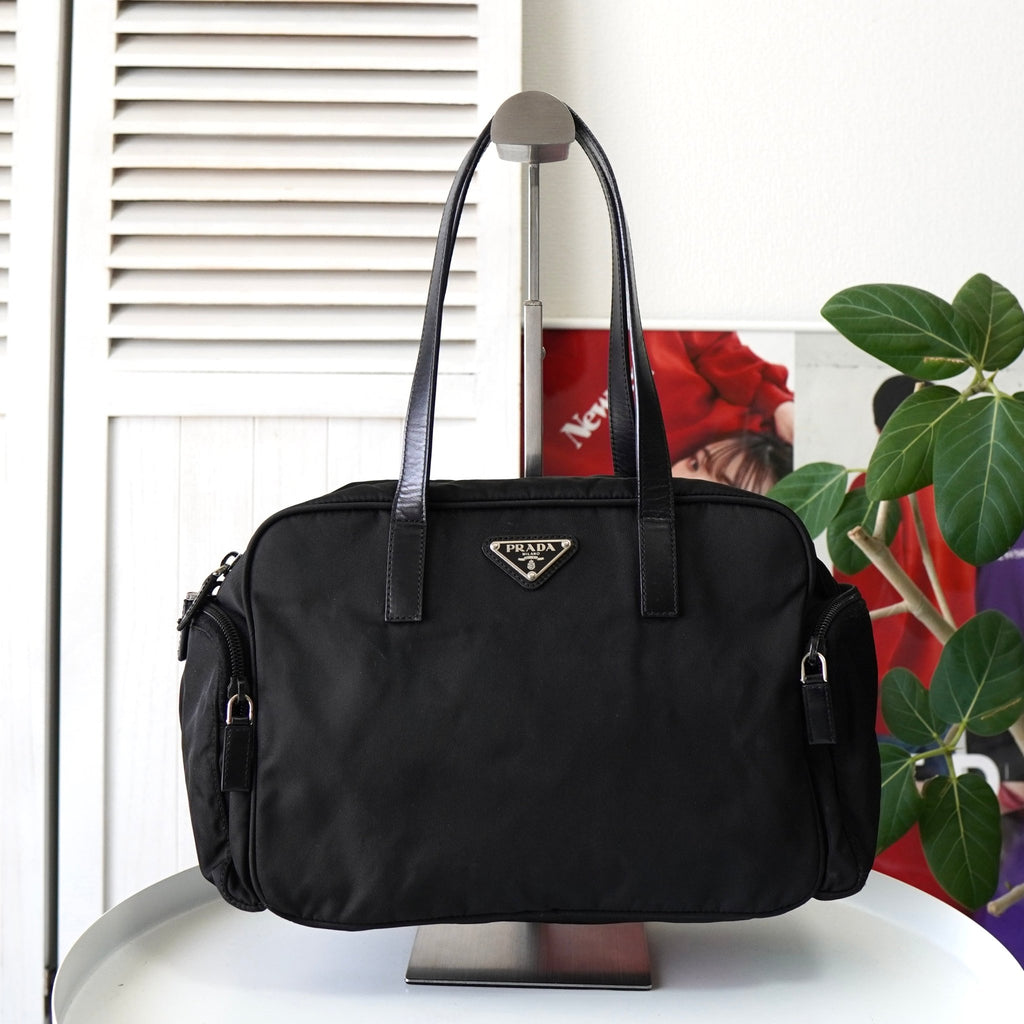 Prada Pocono Tessuto 尼龙/皮革半单肩包，带黑色三角形标志