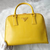 プラダ サフィアーノレザー ハンドバッグ 自立型 三角プレート イエロー