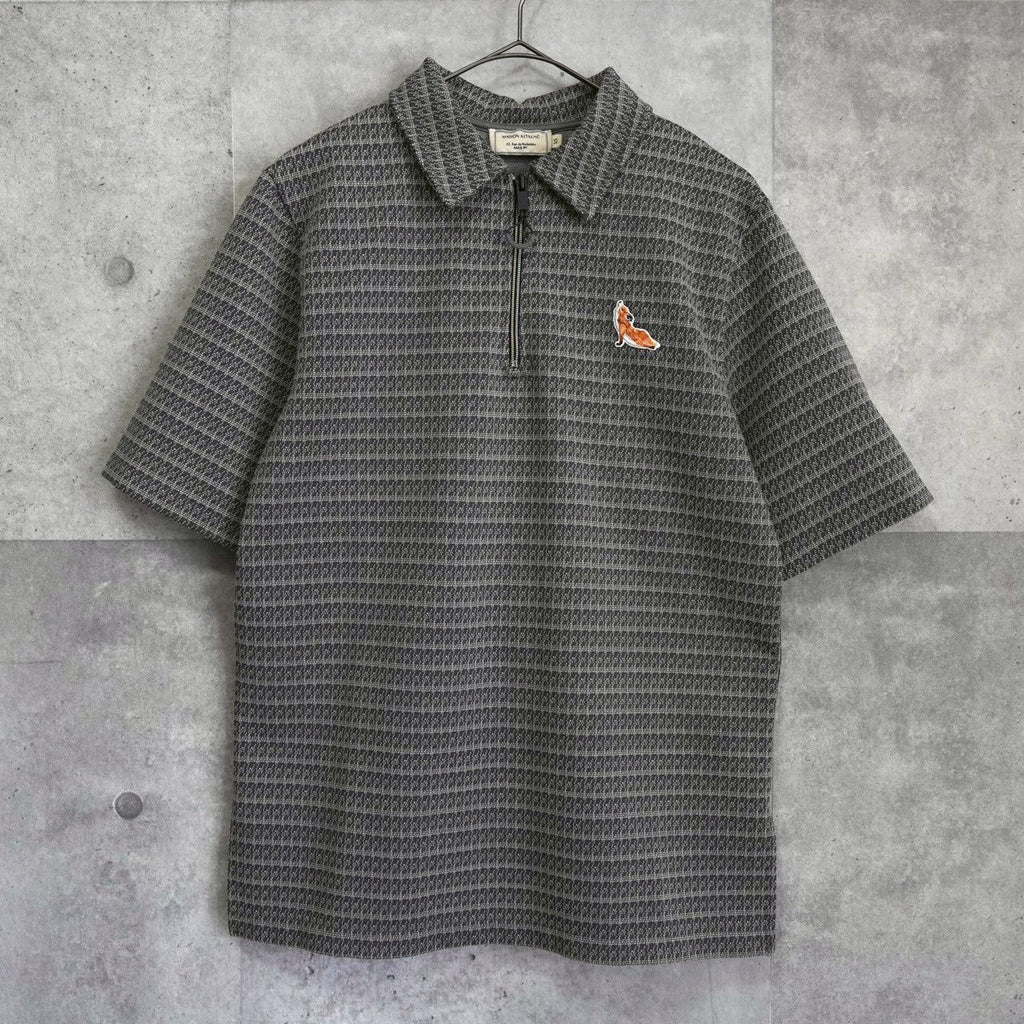 Maison Kitsune Fox 半拉链条纹全印花短袖 Polo 衫（灰色）