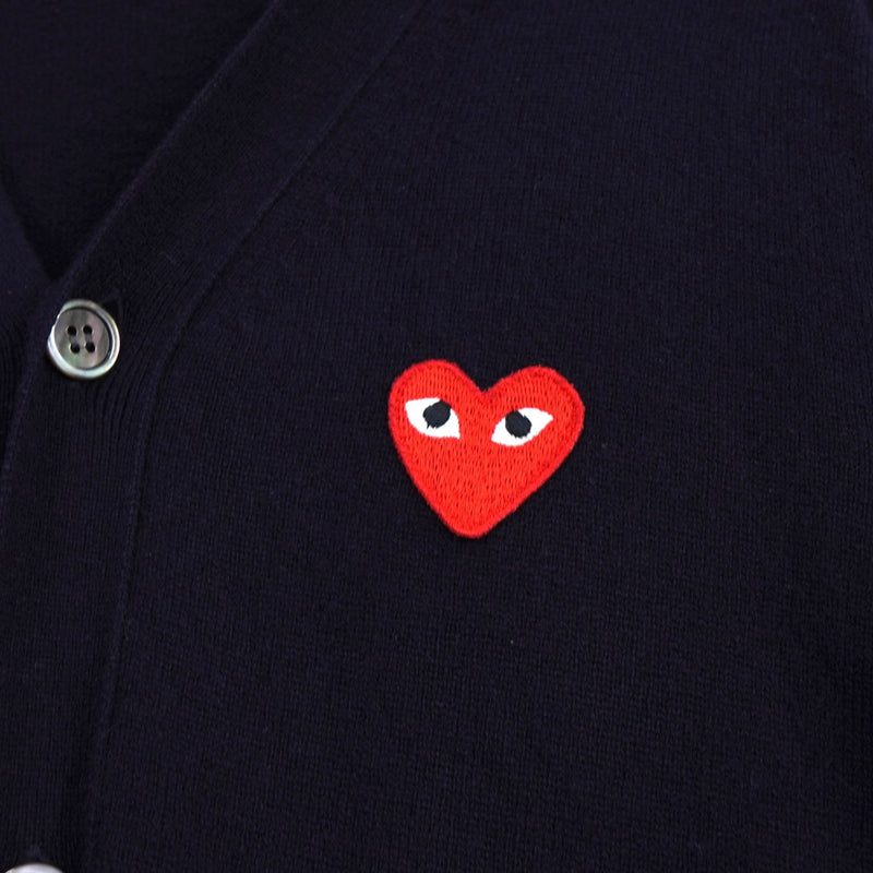 プレイ コム デ ギャルソン ハートロゴ カーディガン ネイビー - NEWSED