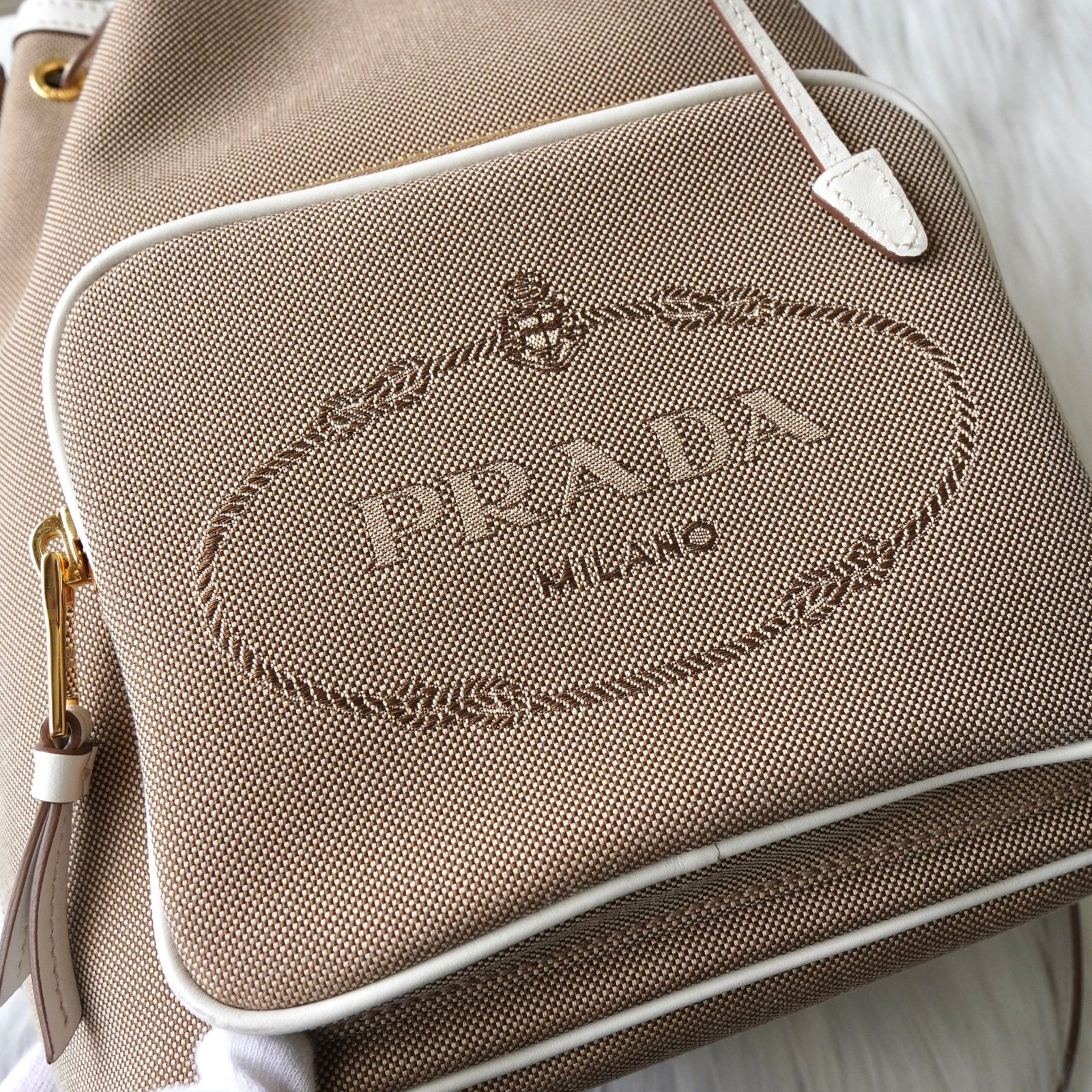 プラダPRADA ハンドバッグ巾着型ナイロンカーキベージュ