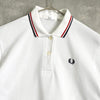 Fred Perry 徽标刺绣短袖 Polo 衫，白色、红色和海军蓝