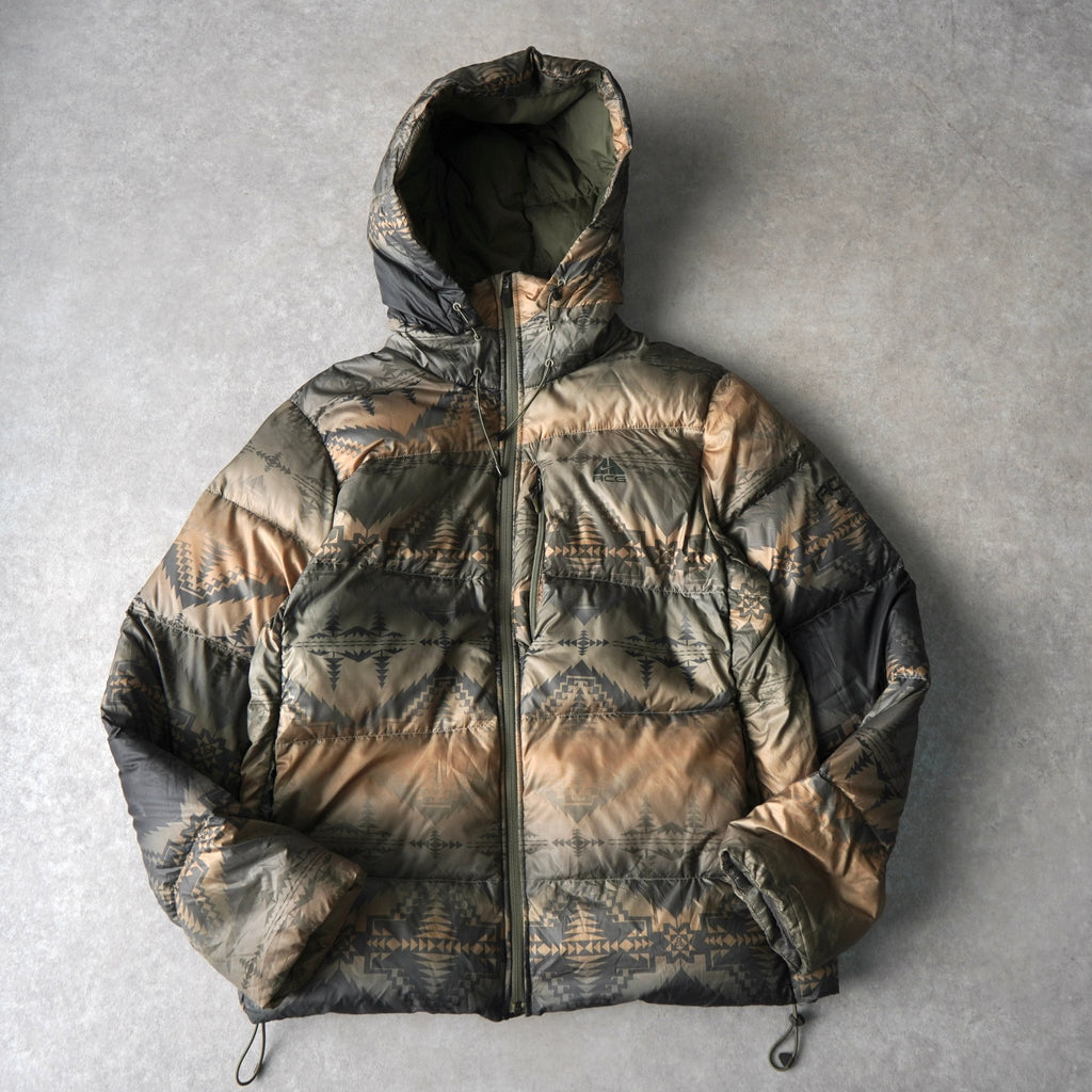 ナイキ エーシージー カモ柄 リアルツリー フーデッド ダウンジャケット カーキ