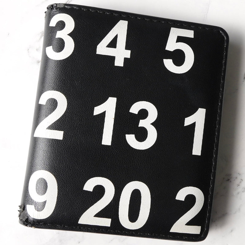 メゾン マルジェラ カレンダーロゴ レザー 二つ折り財布 コンパクトウォレット ブラック 箱付き - NEWSED