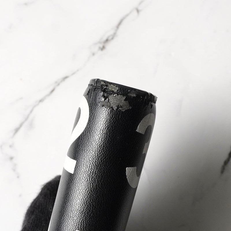 メゾン マルジェラ カレンダーロゴ レザー 二つ折り財布 コンパクトウォレット ブラック 箱付き - NEWSED