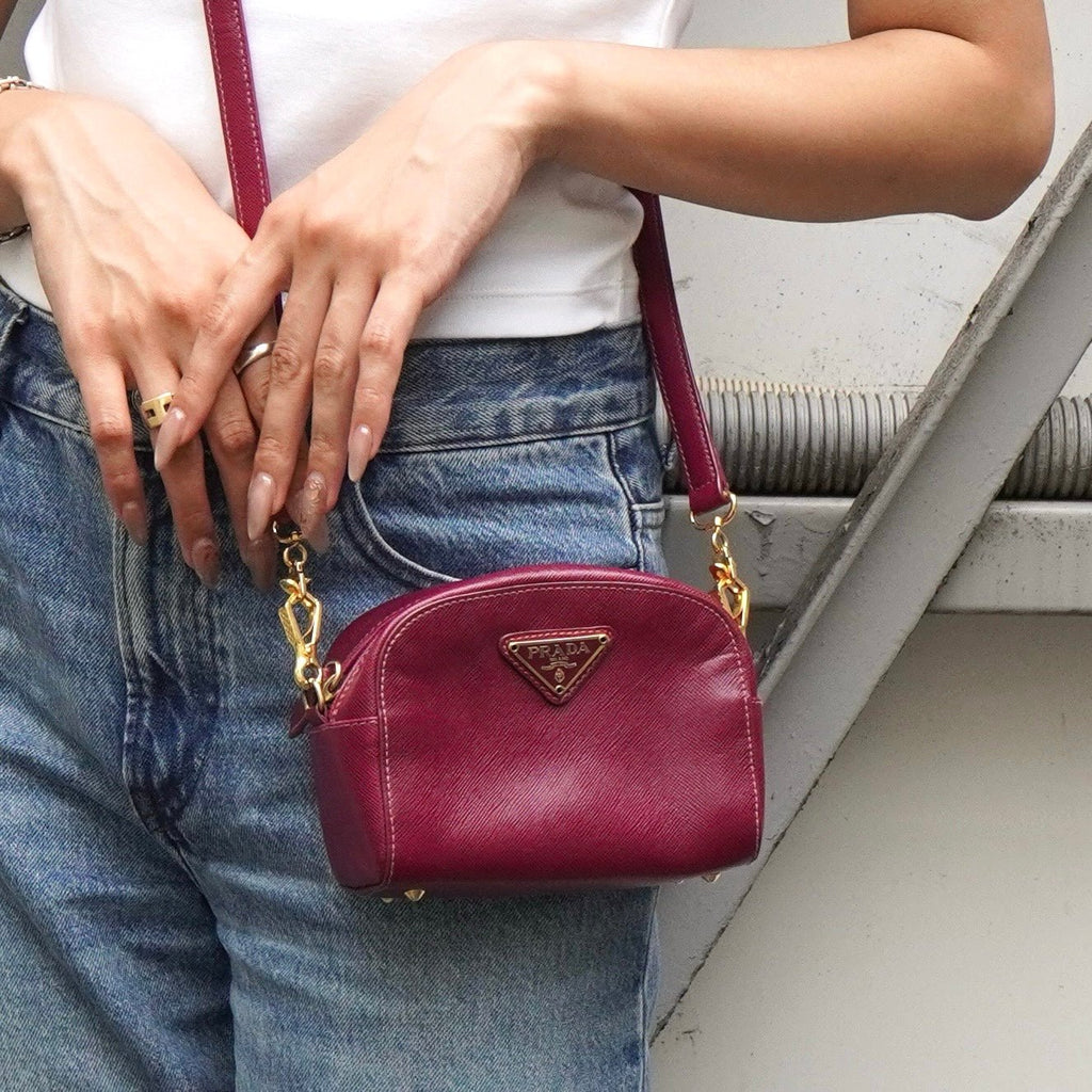Prada Saffiano 皮革三角形徽标迷你单肩包（紫色）