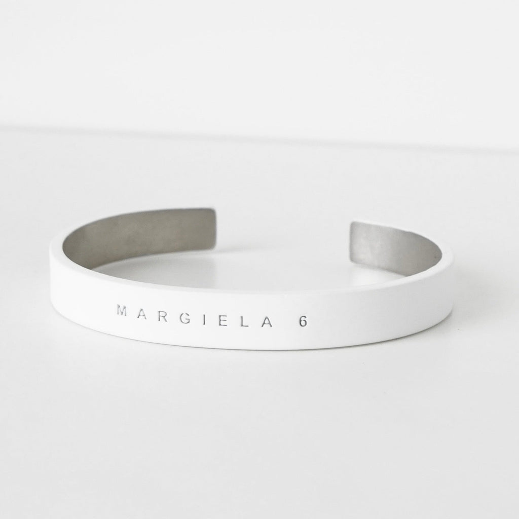 MM6 Maison Margiela 白色和银色黄铜标志手镯，未使用，带标签