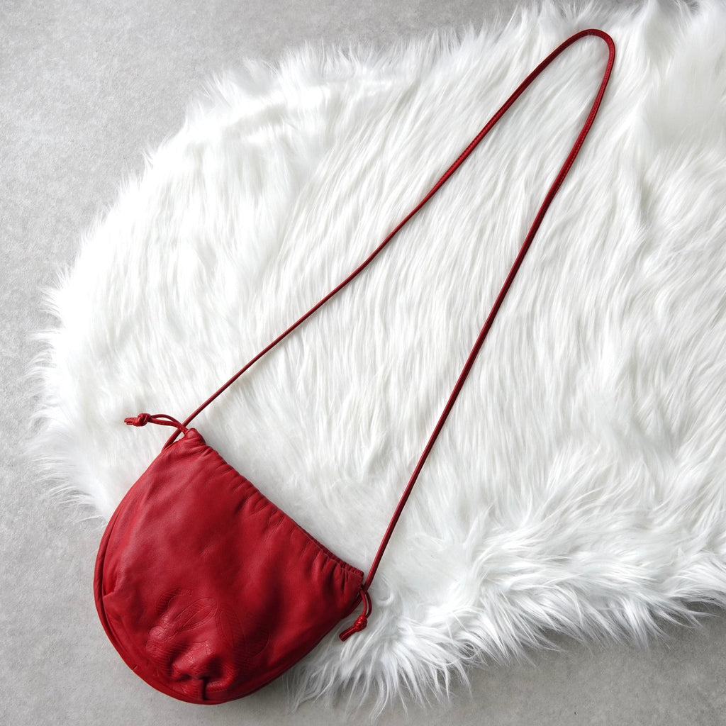 Loewe Anagram 软皮革抽绳单肩包（红色）