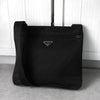Prada Tessuto 尼龙和 Saffiano 皮革三角形徽标单肩包（黑色）
