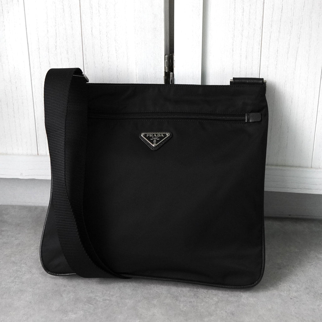Prada Tessuto 尼龙和 Saffiano 皮革三角形徽标单肩包（黑色）