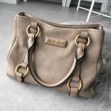 ミュウミュウ ロゴ レザー ハンドバッグ ベージュ レディース - NEWSED
