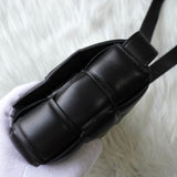 ボッテガ ヴェネタ マキシイントレチャート カセット ショルダーバッグ スモール ブラック - NEWSED