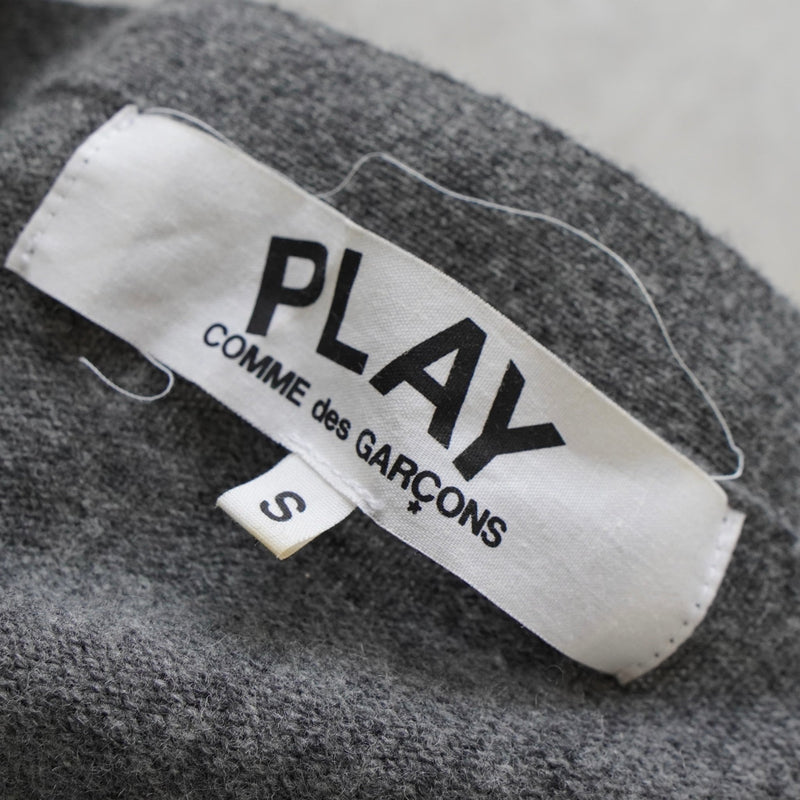 プレイ コムデギャルソン ハートロゴ カーディガン グレー - NEWSED