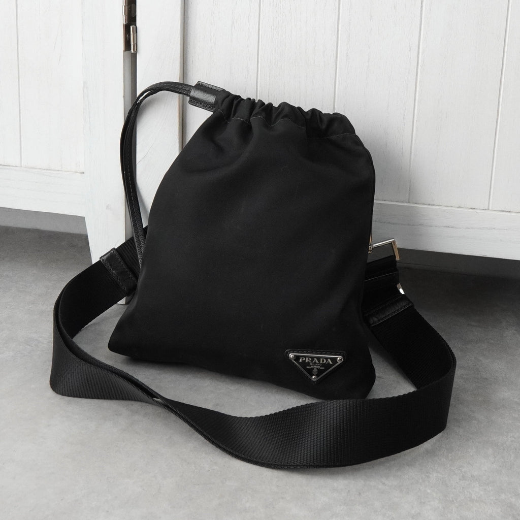 プラダ ポコノ テスート ナイロン 巾着バッグ ショルダーバッグ 三角プレート トライアングルロゴ ブラック