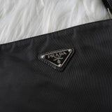 プラダ テスートナイロン / サフィアーノレザー 三角プレート ショルダーバッグ ブラック - NEWSED