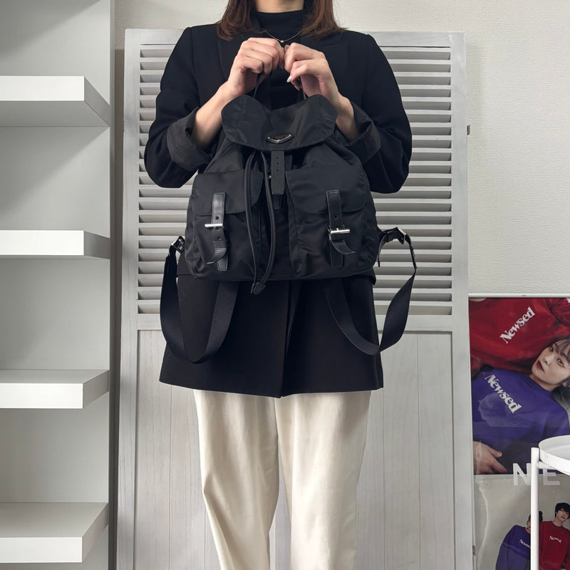 プラダ ポコノ テスート ナイロン 三角プレート リュックサック ブラック - NEWSED