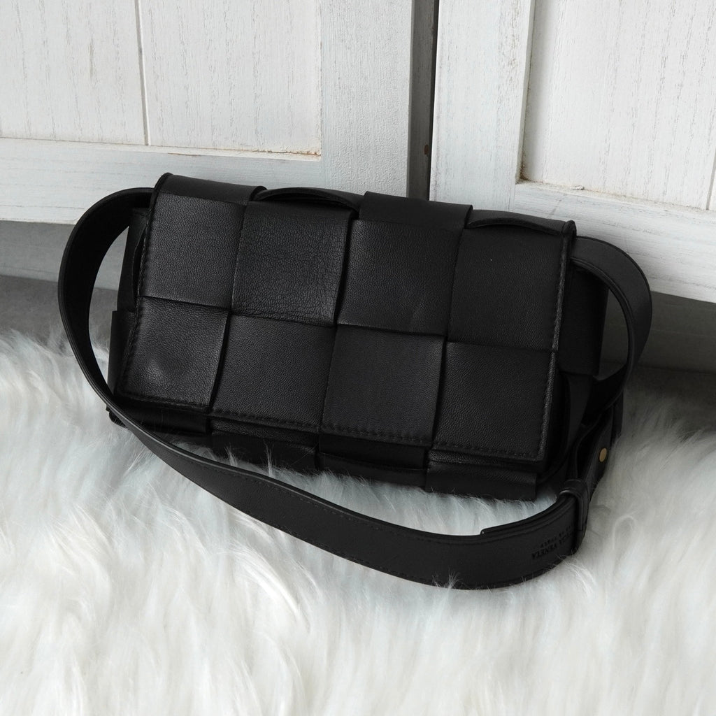 Bottega Veneta Maxine Treciato 卡式包，皮革单肩包/腰包，黑色
