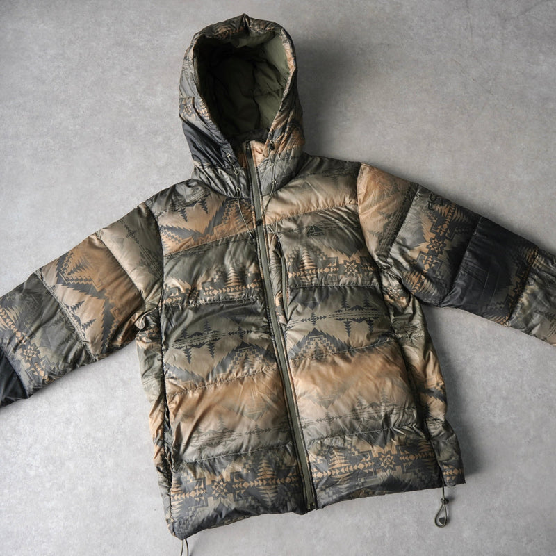 ナイキ エーシージー カモ柄 リアルツリー フーデッド ダウンジャケット カーキ - NEWSED