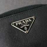 プラダ サフィアーノ レザー コインケース 三角プレート ラウンドジップ ブラック - NEWSED