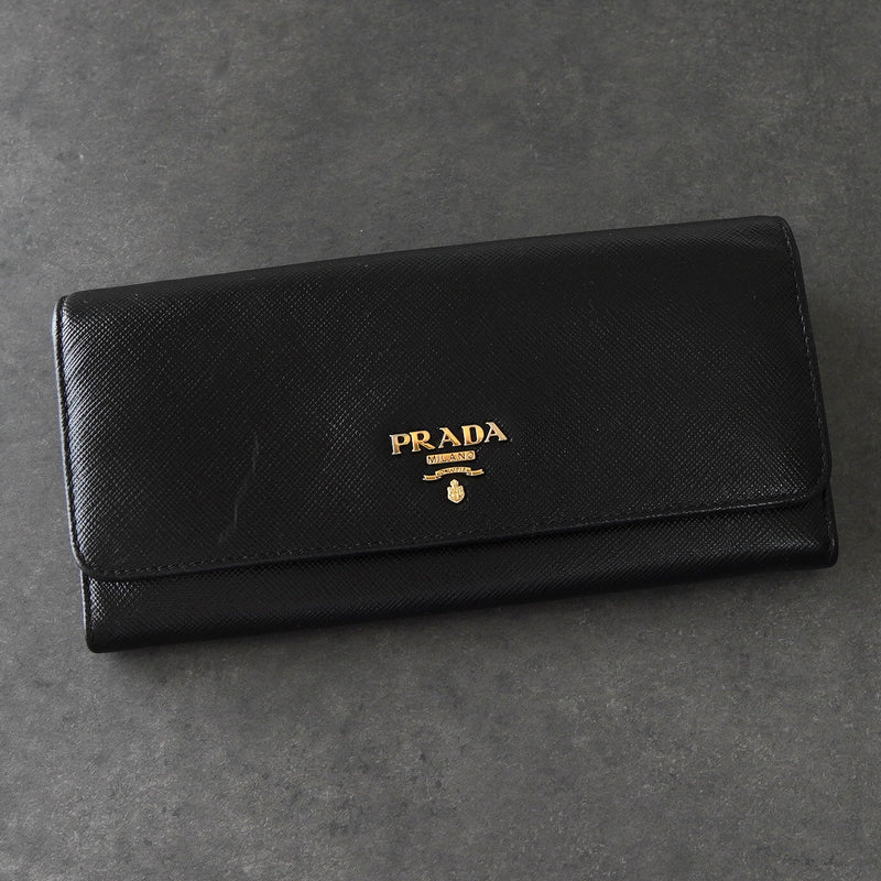 ぴーやま　PRADA 折り財布 サフィアーノ 三角ロゴ 黒 RFID 極美品/現行✨プラダ 折り財布 三角ロゴ RFID搭載 サフィアーノレザー
