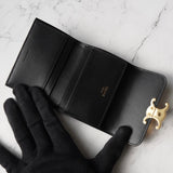 セリーヌ トリオンフ シャイニーカーフスキン コンパクトウォレット ブラック / ゴールド