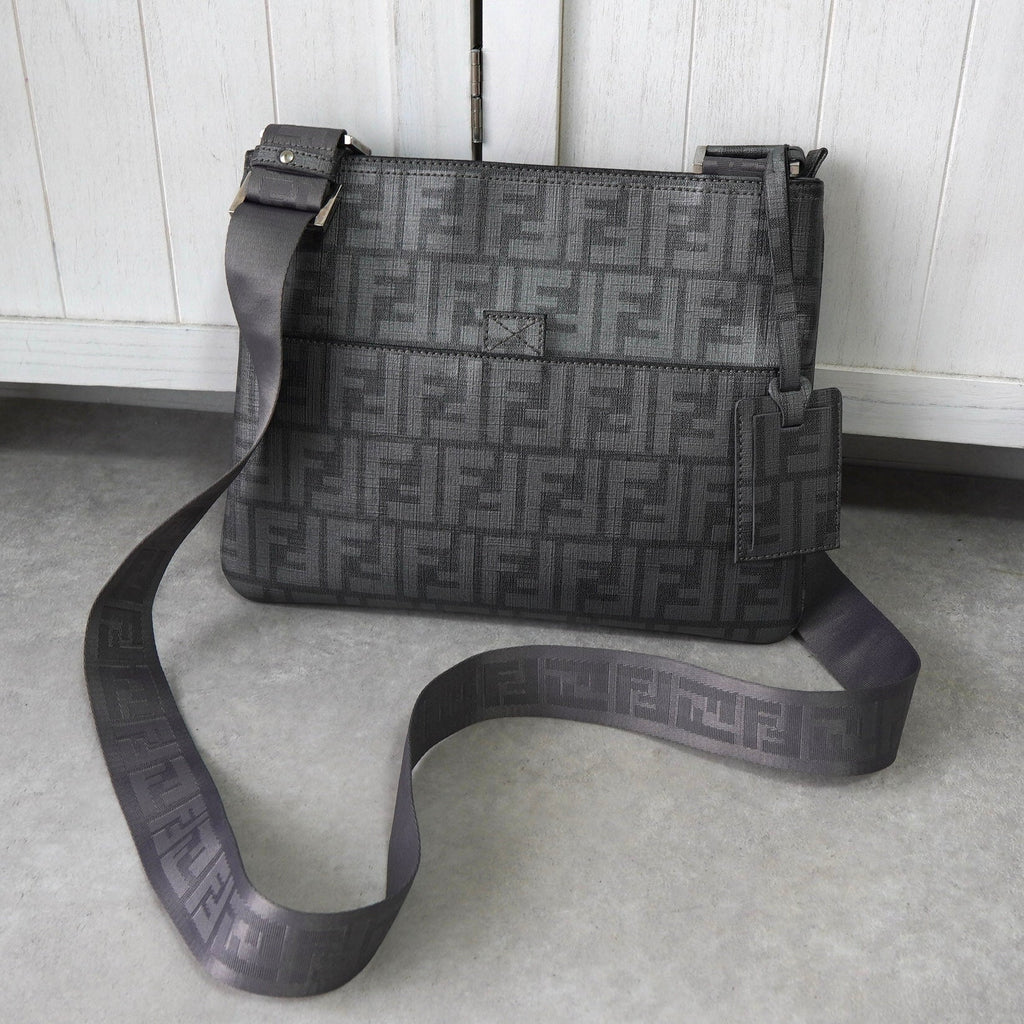 フェンディ ズッカ PVC ショルダーバッグ グレー 7VA247