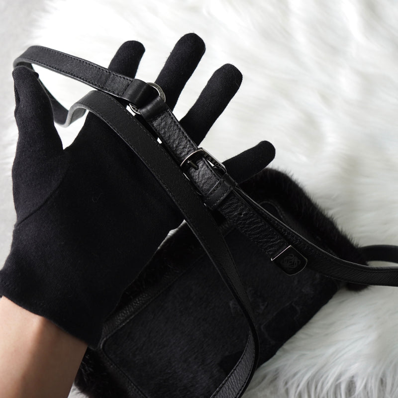 ロエベ スタッズ アナグラム ハラコレザー / ファー ショルダーバッグ ブラック