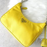 プラダ テスートナイロン / サフィアーノレザー トライアングルロゴ Re - Edition 2005 2WAY ショルダーバッグ ワンショルダーバッグ イエロー - NEWSED