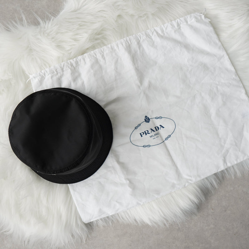 プラダ RE - NYLON ポコノ テスート ナイロン バケットハット 帽子 三角プレート トライアングルロゴ ブラック 保存袋付き - NEWSED