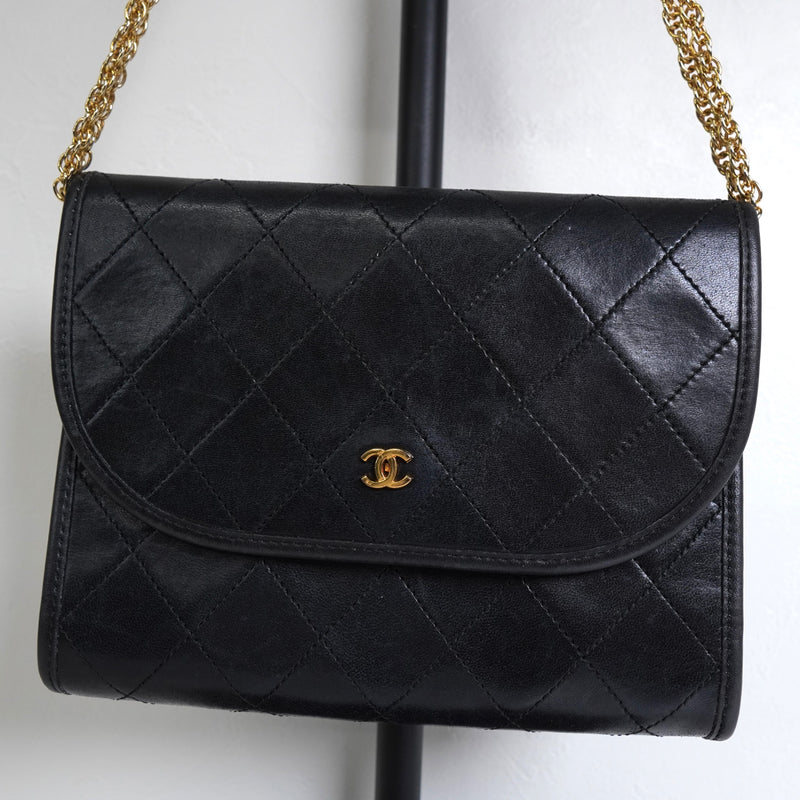 シャネル ココマーク プッシュロック マトラッセ ラムスキン チェーン ショルダーバッグ ブラック