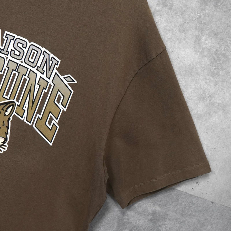 メゾンキツネ カレッジロゴ Tシャツ カーキ - NEWSED