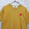 プレイ コムデギャルソン ハートロゴ Tシャツ マスタードイエロー