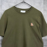 メゾン キツネ チラックスフォックス Tシャツ カーキ - NEWSED
