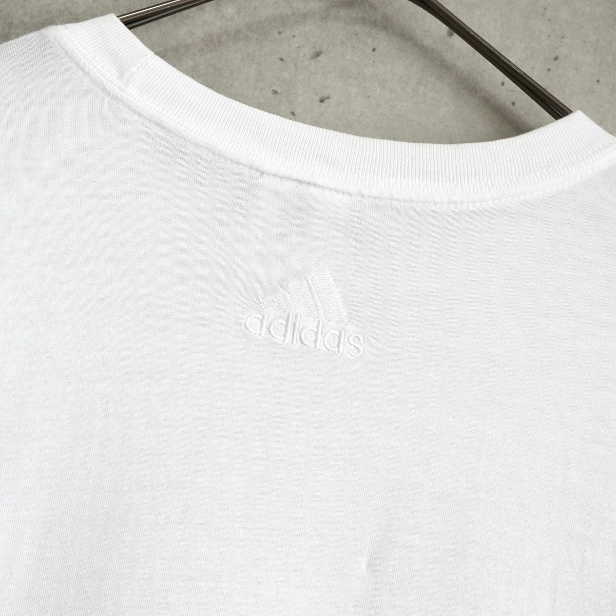 アディダス ロゴ Tシャツ ホワイト - NEWSED