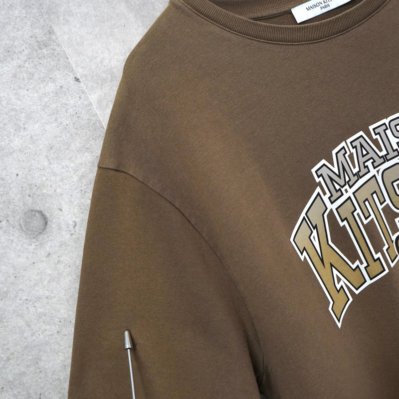 メゾンキツネ カレッジロゴ Tシャツ カーキ - NEWSED
