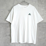 アディダス パフォーマンスロゴ刺繍 Tシャツ ホワイト - NEWSED