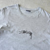 Stüssy 灰色徽标刺绣 T 恤