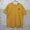 プレイ コムデギャルソン ハートロゴ Tシャツ マスタードイエロー