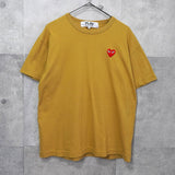 プレイ コムデギャルソン ハートロゴ Tシャツ マスタードイエロー - NEWSED
