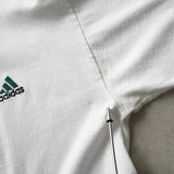 アディダス パフォーマンスロゴ刺繍 Tシャツ ホワイト - NEWSED