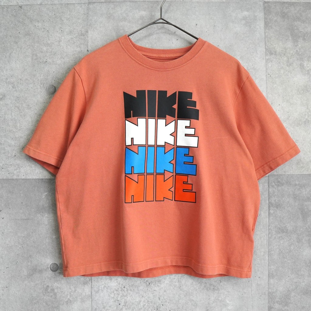 Nike 哥特式 Nike 标志 T 恤（珊瑚红）